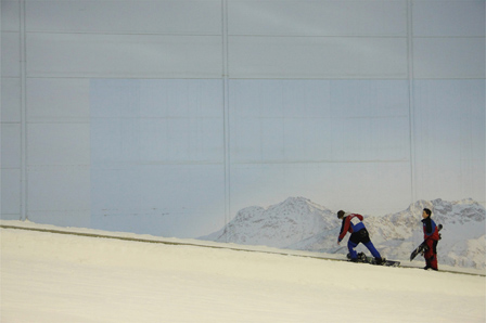 © Flo Rainer Anfängerpiste: zwei Snowboarder sind mit ihren Boards beschäftigt.